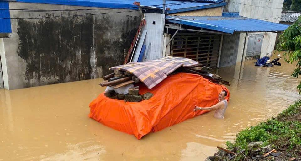 Muôn kiểu bảo vệ ô tô độc lạ của người Việt mùa mưa bão- Ảnh 1. Muôn kiểu bảo vệ ô tô độc lạ của người Việt mùa mưa bão- Ảnh 1.