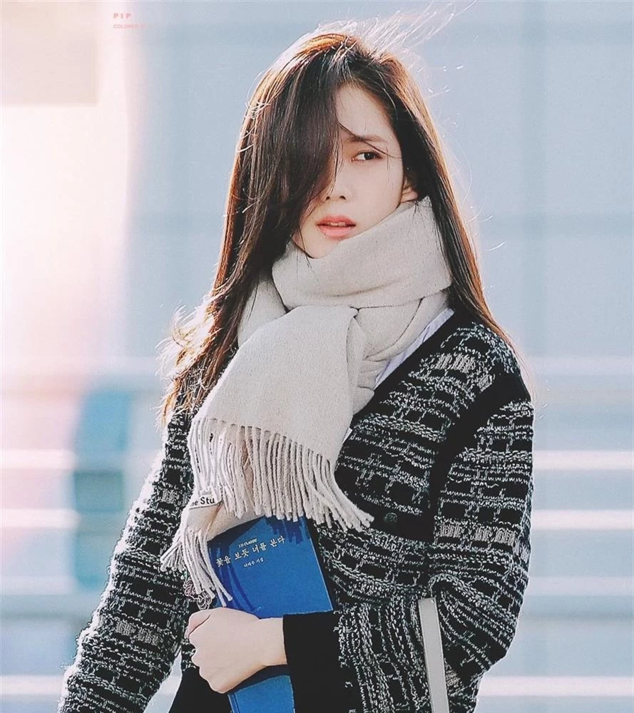 "Must-have" những thứ cần có trong mùa thu đông: Chi tiêu thế nào để vừa tiện vừa phù hợp với túi tiền? 6 Khi tiết trời chuyển lạnh, có thể mua thêm khăn quàng cổ để giữ ấm.