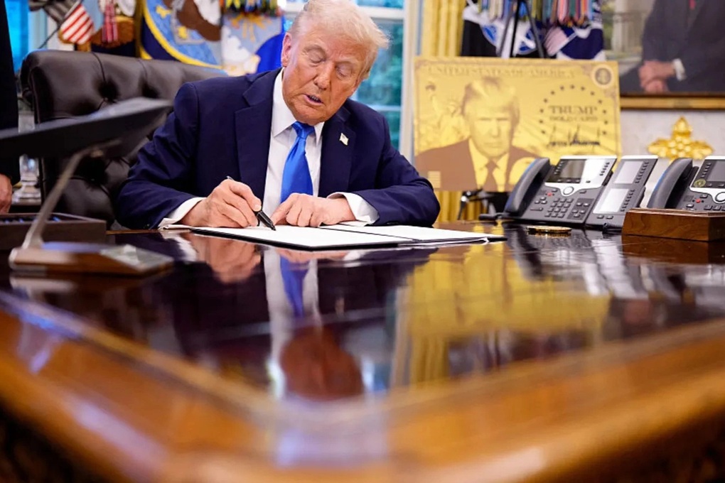 Mỹ giảm 80% giá thẻ vàng nhập cư - 1