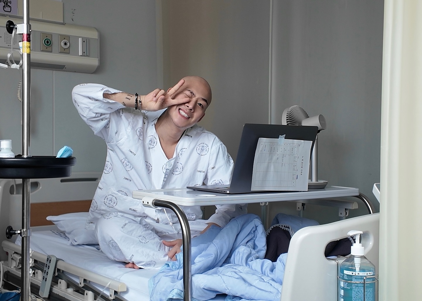 Mỹ nam Địa Ngục Độc Thân xác nhận bị ung thư máu, hé lộ hình ảnh nhập viện gây xót xa - Ảnh 1.