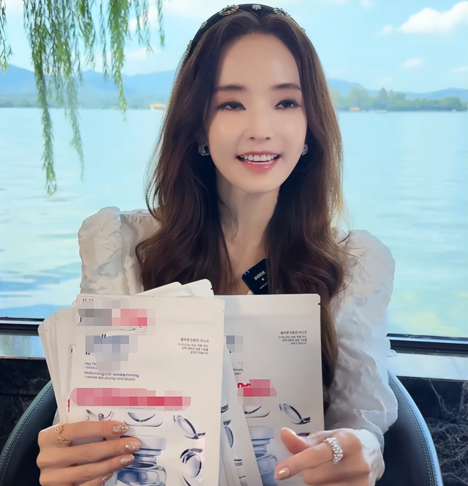 Mỹ nhân đẹp nhất Vườn Sao Băng làm sao thế này: Mặt mũi đơ như tượng, mắt lờ đờ, miệng cũng không mở nổi! - Ảnh 2.