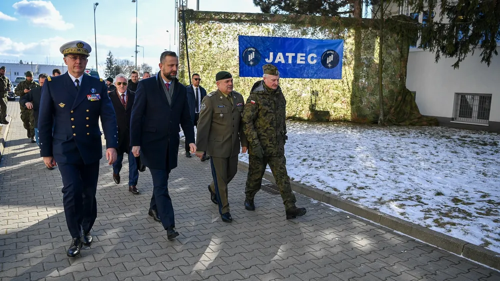 Giới chức NATO và Ukraine trong lễ khánh thành Trung tâm Phân tích, Huấn luyện và Giáo dục chung NATO-Ukraine (JATEC) ngày 17-2. Ảnh: NATO hop-tac-nato-ukraine-ung-pho-hai-loai-vu-khi-kho-tieu-diet-bac-nhat-cua-nga.jpg