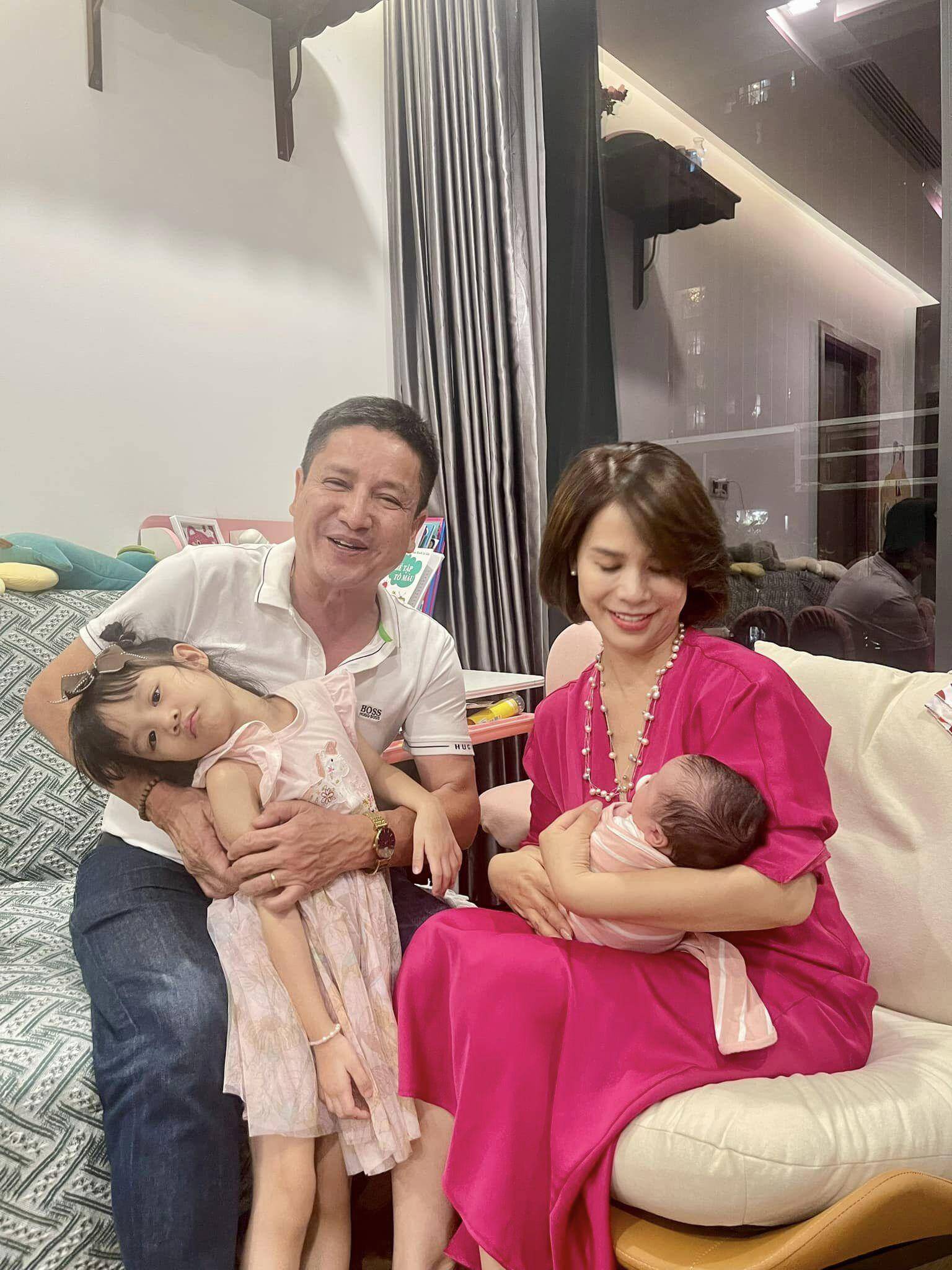 NSƯT Chí Trung nghỉ hưu "hết hơi" rồi mà lừa đảo vẫn không tha: "Thạch Sanh thì ít, Lý Thông thì nhiều" 9 Doanh nhân Ý Lan có quan hệ thân thiết với gia đình riêng của bạn trai.