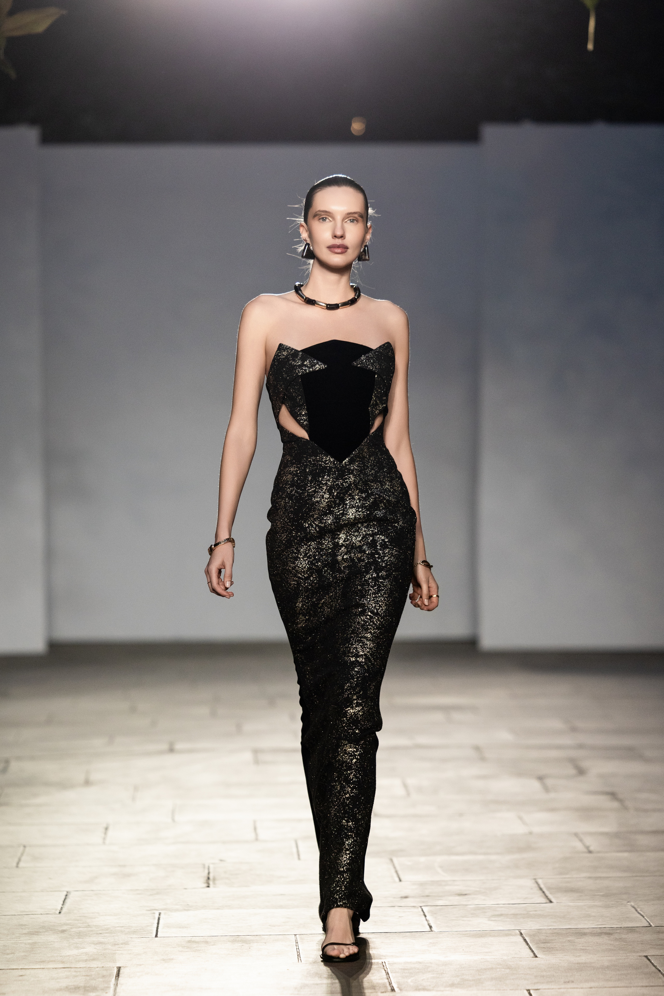 NTK Viet lan dau chinh chien tai London Fashion Week