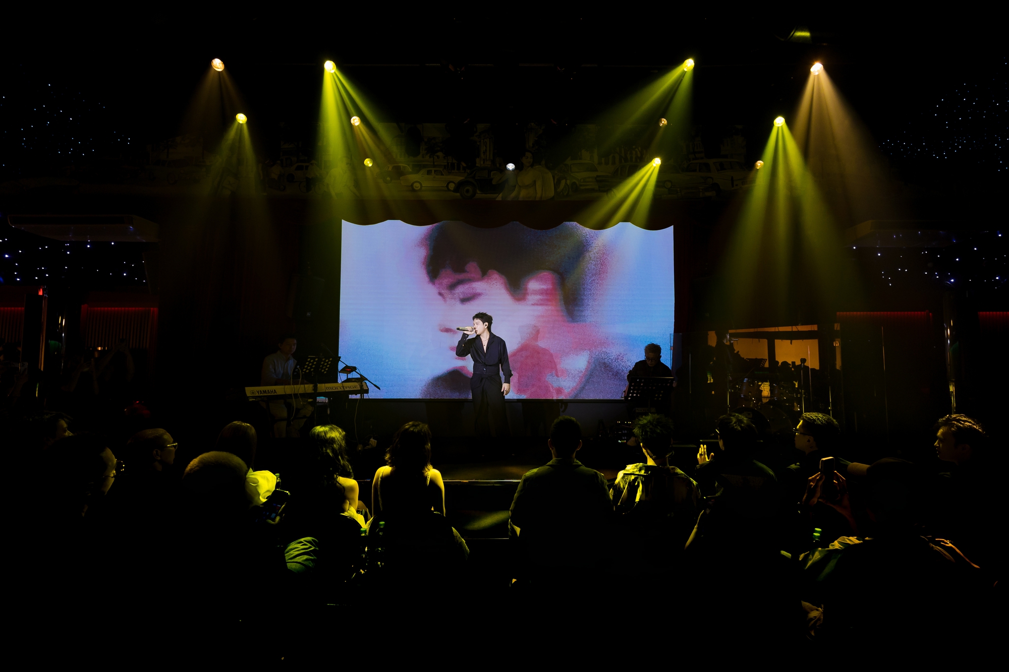 Nam ca sĩ nổi tiếng được vợ đầu tư hẳn 1 cây vàng để làm album - Ảnh 1.