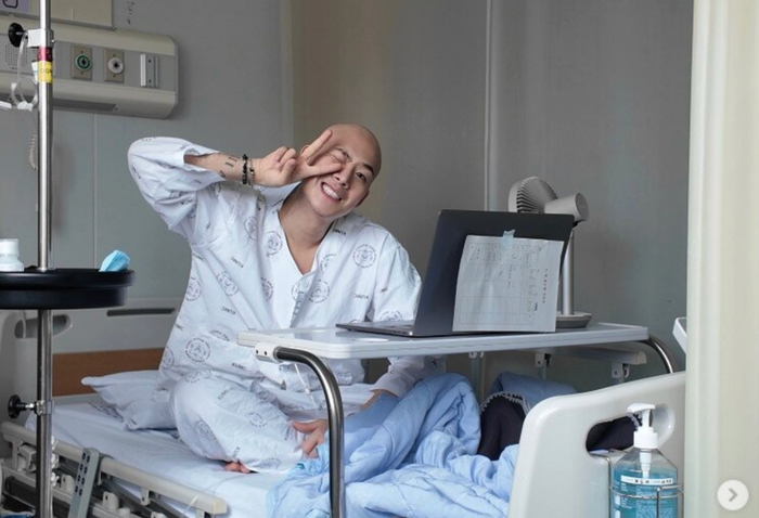 Nam diễn viên 34 tuổi đang khỏe mạnh bất ngờ tiết lộ mắc ung thư máu: Tâm sự đầy xúc động! 1 Nam diễn viên nở nụ cười khi ở bệnh viện. Ảnh: IGNV