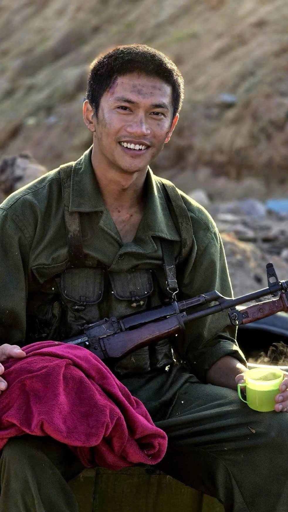 Nam diễn viên từ chối đóng Mưa Đỏ vì không có tiền mua vé máy bay, giờ thành ngôi sao triệu view làm gì cũng hot - Ảnh 3. Nam diễn viên từ chối đóng Mưa Đỏ vì không có tiền mua vé máy bay, giờ thành ngôi sao triệu view làm gì cũng hot - Ảnh 3.