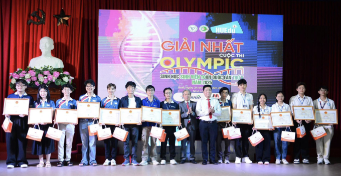 Tiến Anh (thứ 7 từ trái sang) nhận giải nhất Olympic Sinh học hồi tháng 8. Ảnh: Nhân vật cung cấp