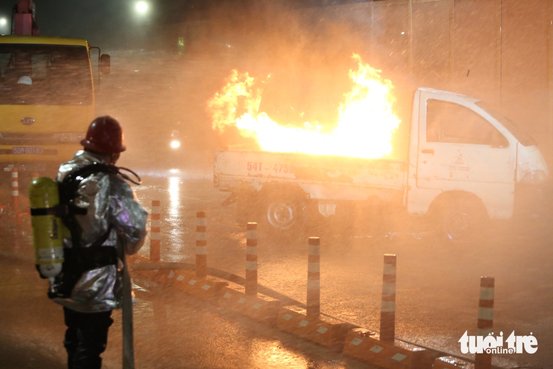 Nếu xe tải tông nhau bốc cháy trong hầm sông Sài Gòn, cảnh sát chữa cháy ra sao? 1 Nếu xe tải tông nhau bốc cháy trong hầm sông Sài Gòn, cảnh sát chữa cháy ra sao? - Ảnh 1.