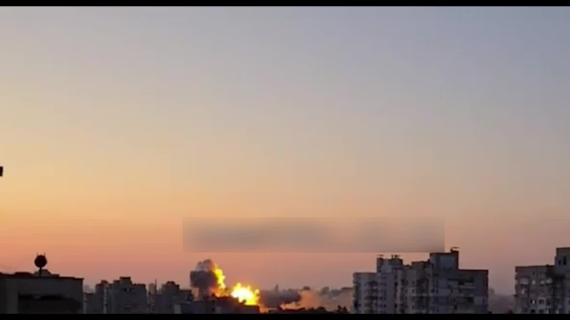 Khoảnh khắc 'tên lửa phòng không Ukraine' lọt mục tiêu, tự hủy ở Kiev