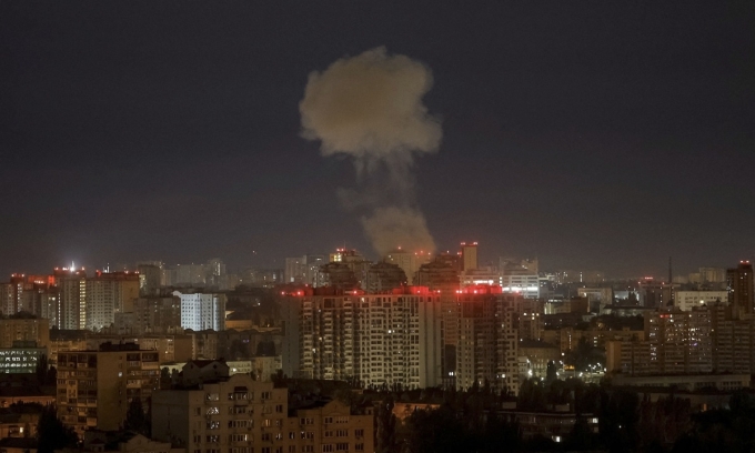 Khói bốc lên tại Kiev sau khi thủ đô Ukraine hứng đòn tập kích trong đêm 27, rạng sáng 28/9. Ảnh: Reuters
