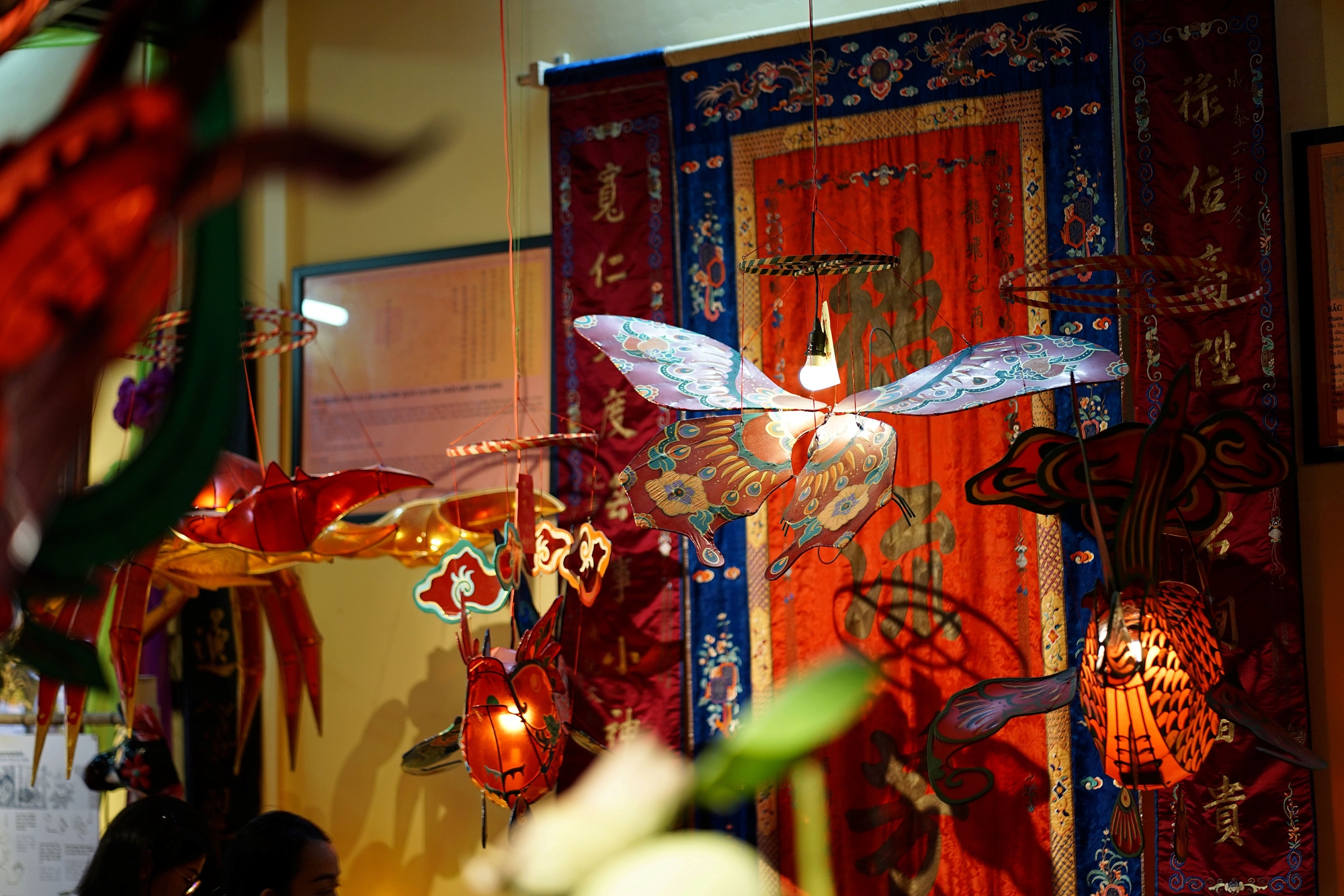 Ngỡ ngàng ngắm nhìn 50 chiếc lồng đèn cổ "hồi sinh" trong ngôi đình trăm tuổi ở TP.HCM- Ảnh 1.