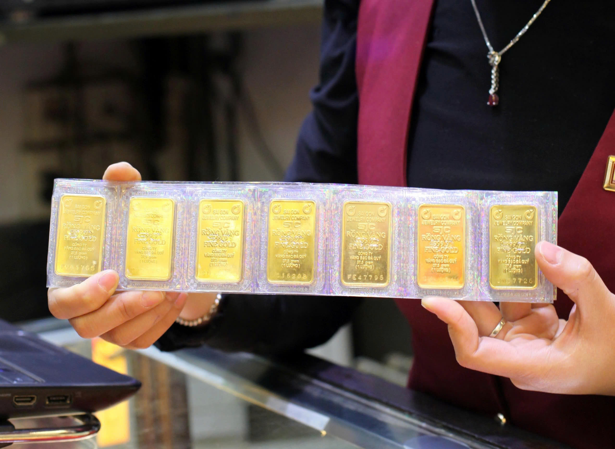 Ngân hàng Nhà nước đề nghị nghiên cứu đánh thuế với mua bán vàng 1 Ngân hàng Nhà nước đề nghị nghiên cứu đánh thuế với mua bán vàng - Ảnh 1.