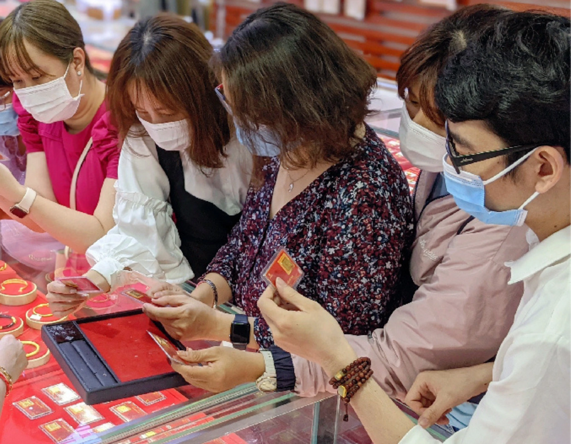 Ngân hàng Nhà nước đề nghị nghiên cứu đánh thuế với mua bán vàng 2 Ngân hàng Nhà nước đề nghị nghiên cứu đánh thuế với mua bán vàng - Ảnh 2.