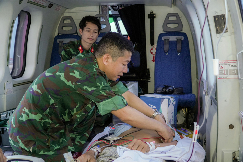 Hơn cả phim: Nghẹt thở khoảnh khắc hạ cánh của chuyến bay cấp cứu từ Trường Sa về TP.HCM giữa bão Bualoi- Ảnh 1.