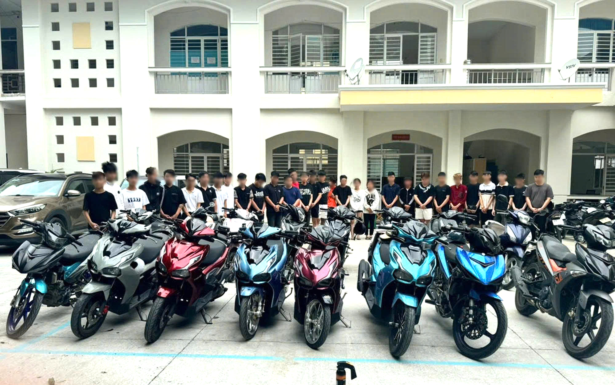 Nghiêm trị hành vi tụ tập, gây rối, ‘càn quấy’ trên đường phố Đà Nẵng 2 Nghiêm trị hành vi tụ tập, gây rối, ‘càn quấy’ trên đường phố Đà Nẵng - Ảnh 2.