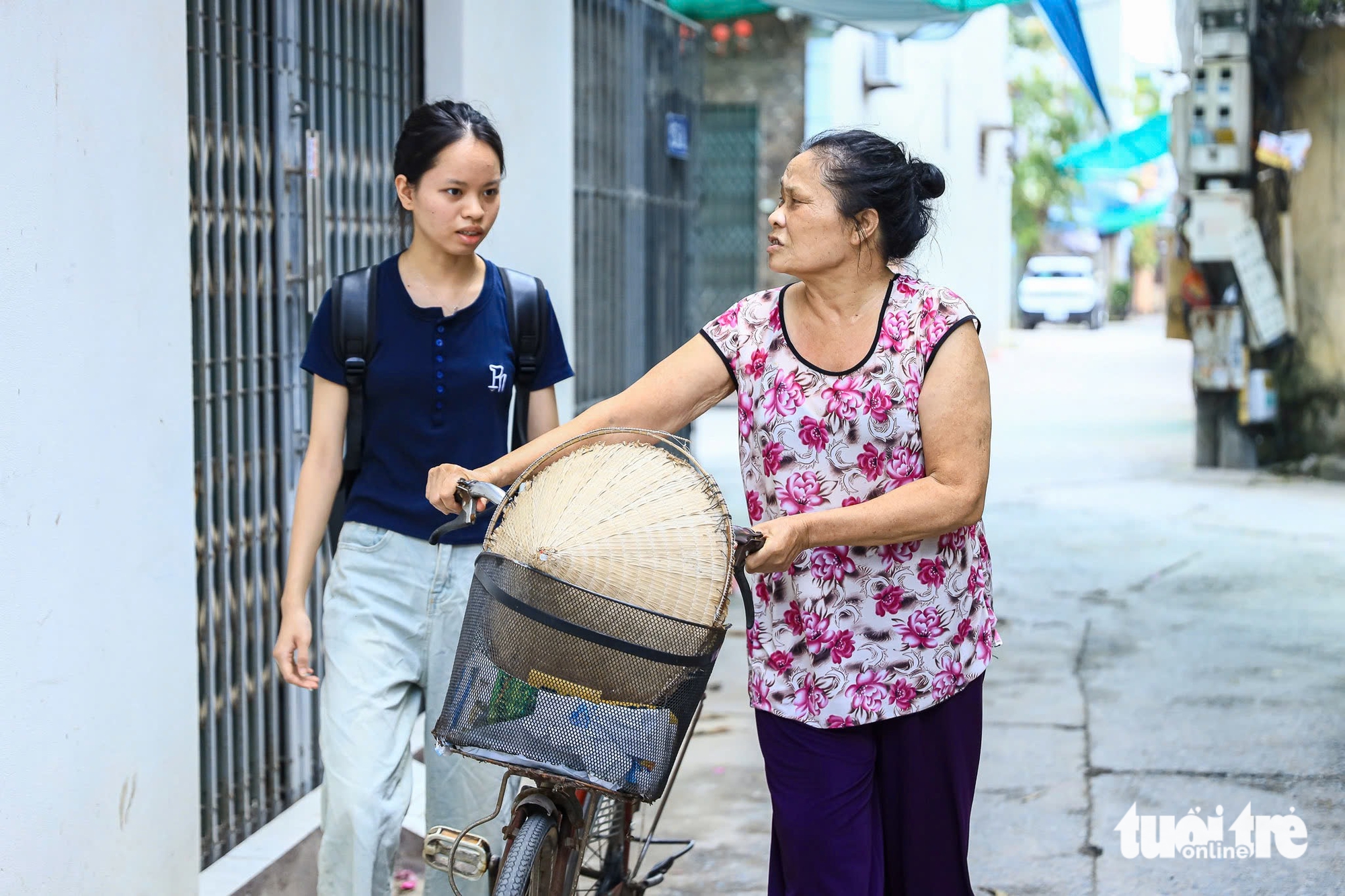 Ngoại không lao động được, cháu làm công nhân kiếm học phí và nương tựa tình người - Ảnh 1.