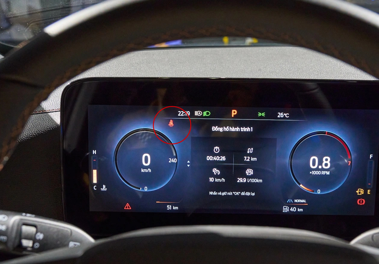 Ngồi ghế sau ô tô có bắt buộc thắt dây an toàn như ghế trước? - Ảnh 2.