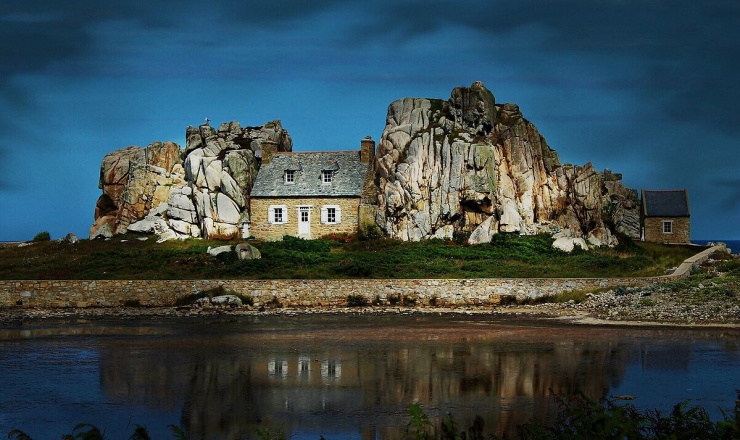 Ngôi nhà kỳ lạ quay lưng vào biển, kẹp giữa 2 khối đá khổng lồ 1 Theo Connexion, một người đàn ông vì quá say mê Plougrescant đã quyết định xây nhà ở đây và chuyển đến ở. Ảnh: Atlas Obscura