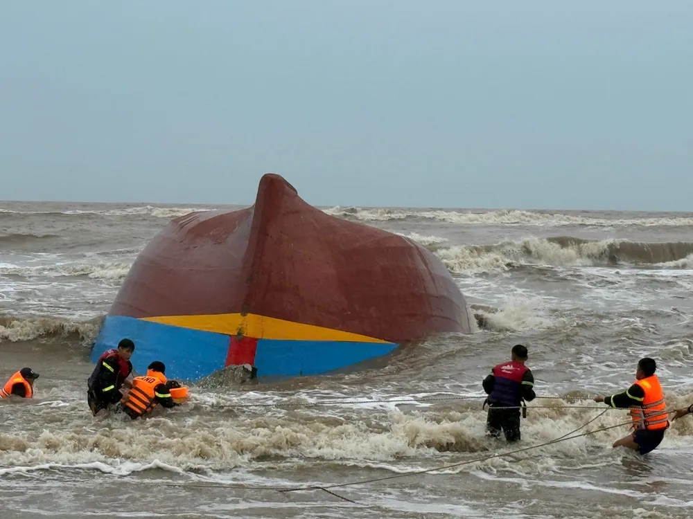 Ngư dân thoát chết kể lại phút sinh tử lúc 2 tàu cá bị sóng dữ cuốn trôi ở Quảng Trị