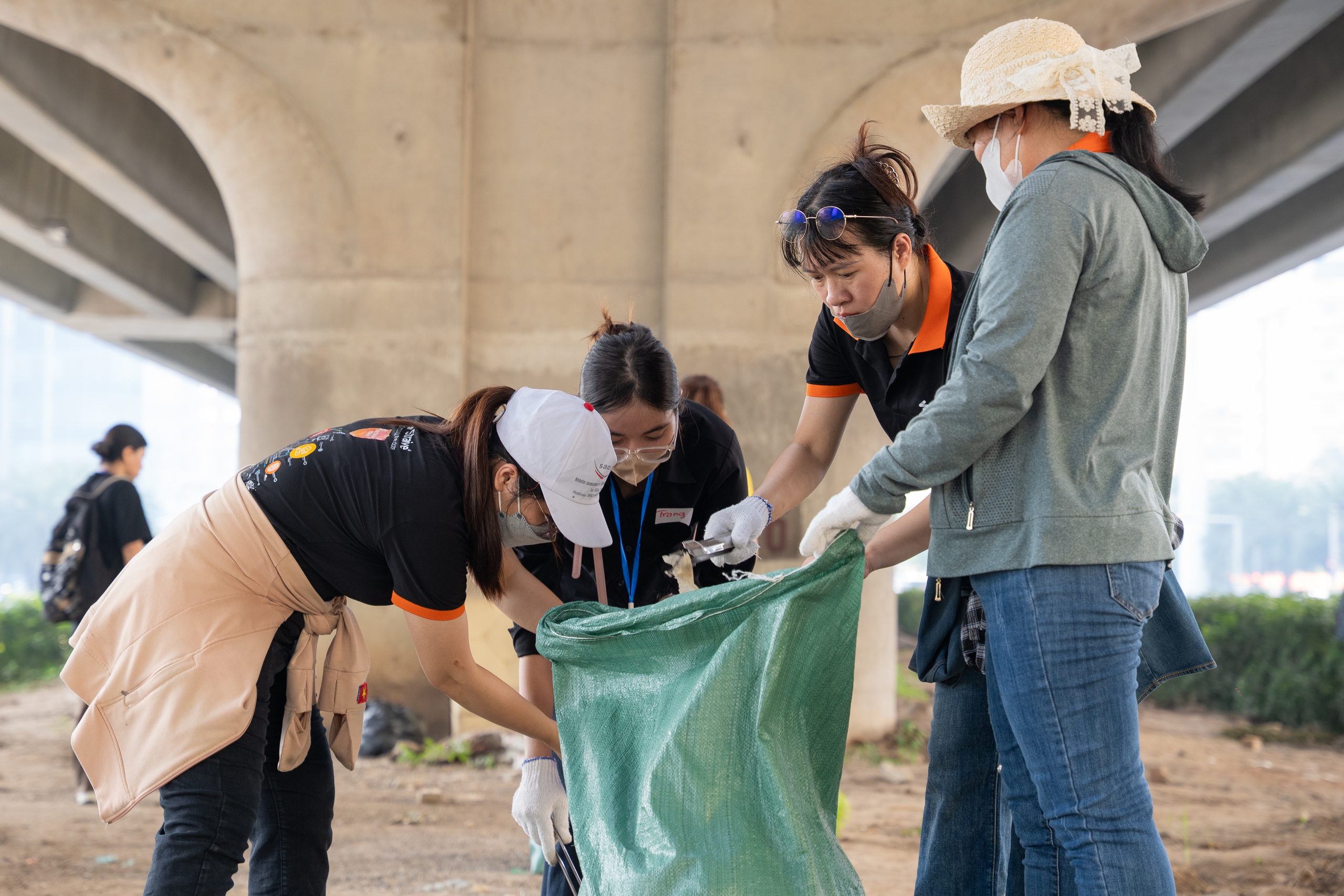 Người Việt, người nước ngoài thu gom hàng tấn rác thải trên đường phố- Ảnh 1. Người Việt, người nước ngoài thu gom hàng tấn rác thải trên đường phố- Ảnh 1.
