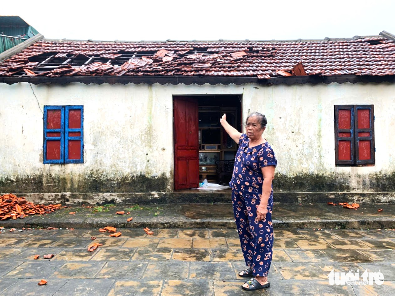 Người dân Hà Tĩnh điêu đứng vì hơn 1 tháng ngôi nhà hai lần tốc mái do bão 1 Người dân Hà Tĩnh điêu đứng vì hơn 1 tháng ngôi nhà hai lần tốc mái do bão - Ảnh 1.