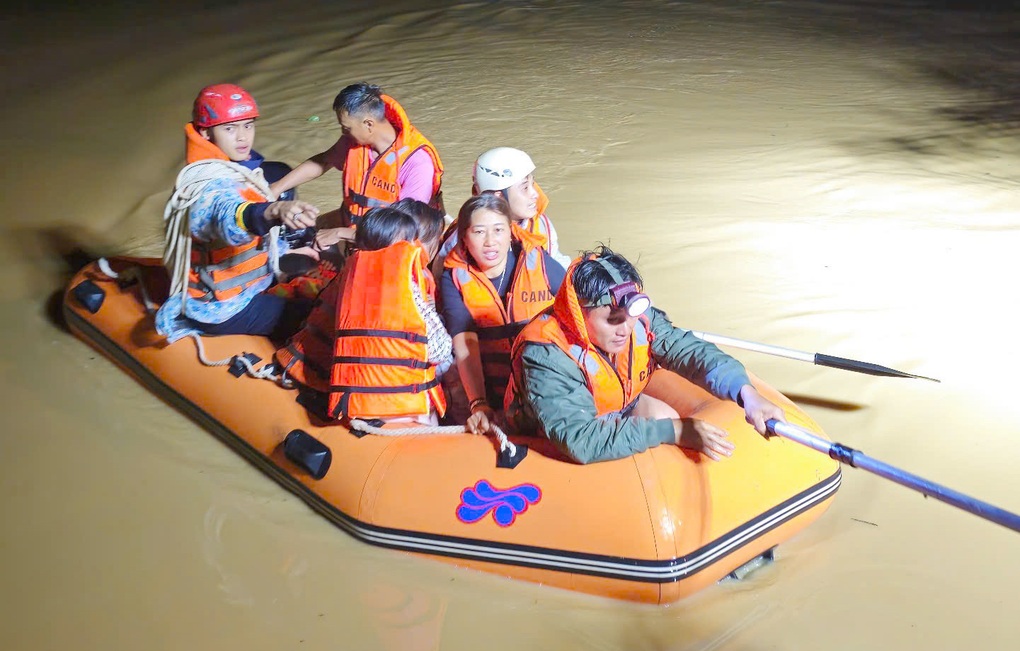 Người dân Lâm Đồng bàng hoàng chạy lũ giữa khuya - 1