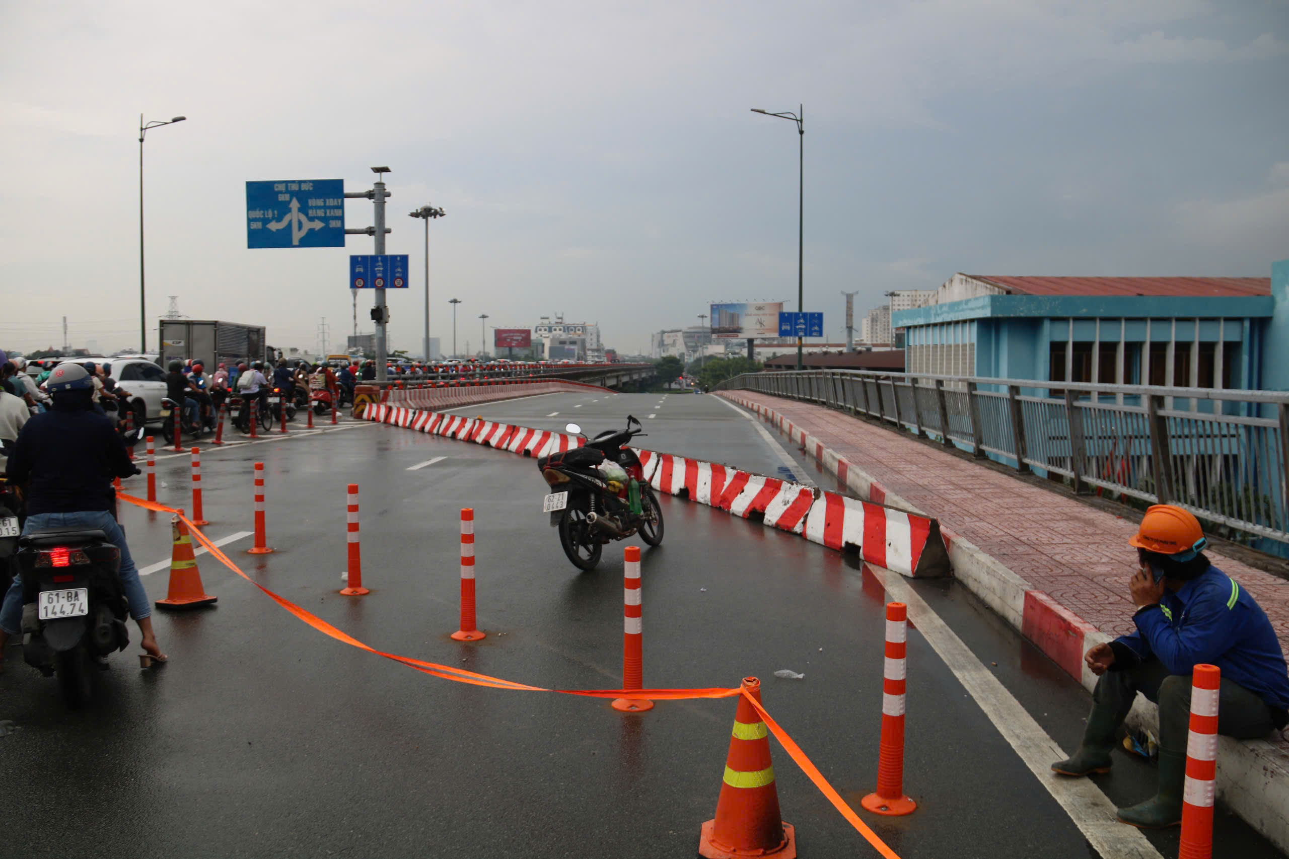 Người dân TP HCM bất ngờ với việc đóng lối cầu Bình Lợi, tuy nhiên kẹt quá nên mở ra- Ảnh 1. Người dân TP HCM bất ngờ với việc đóng lối cầu Bình Lợi, tuy nhiên kẹt quá nên mở ra- Ảnh 1.