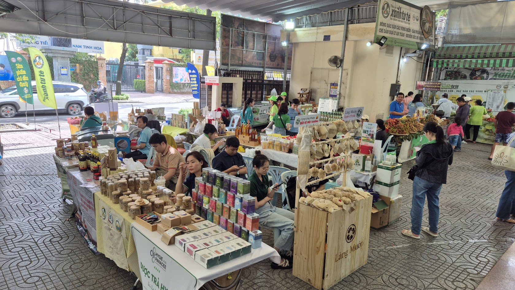 Người dân TP HCM hào hứng với quả chòi mòi tươi, bánh hạt kơ nia - Ảnh 1.