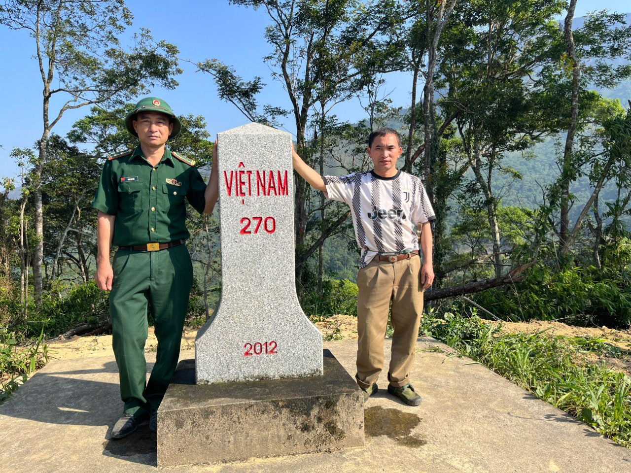 Trung tá Trịnh Gia Ngọ và anh Giàng A Chìa bên cột mốc 270 Trung tá Trịnh Gia Ngọ và anh Giàng A Chìa bên cột mốc 270