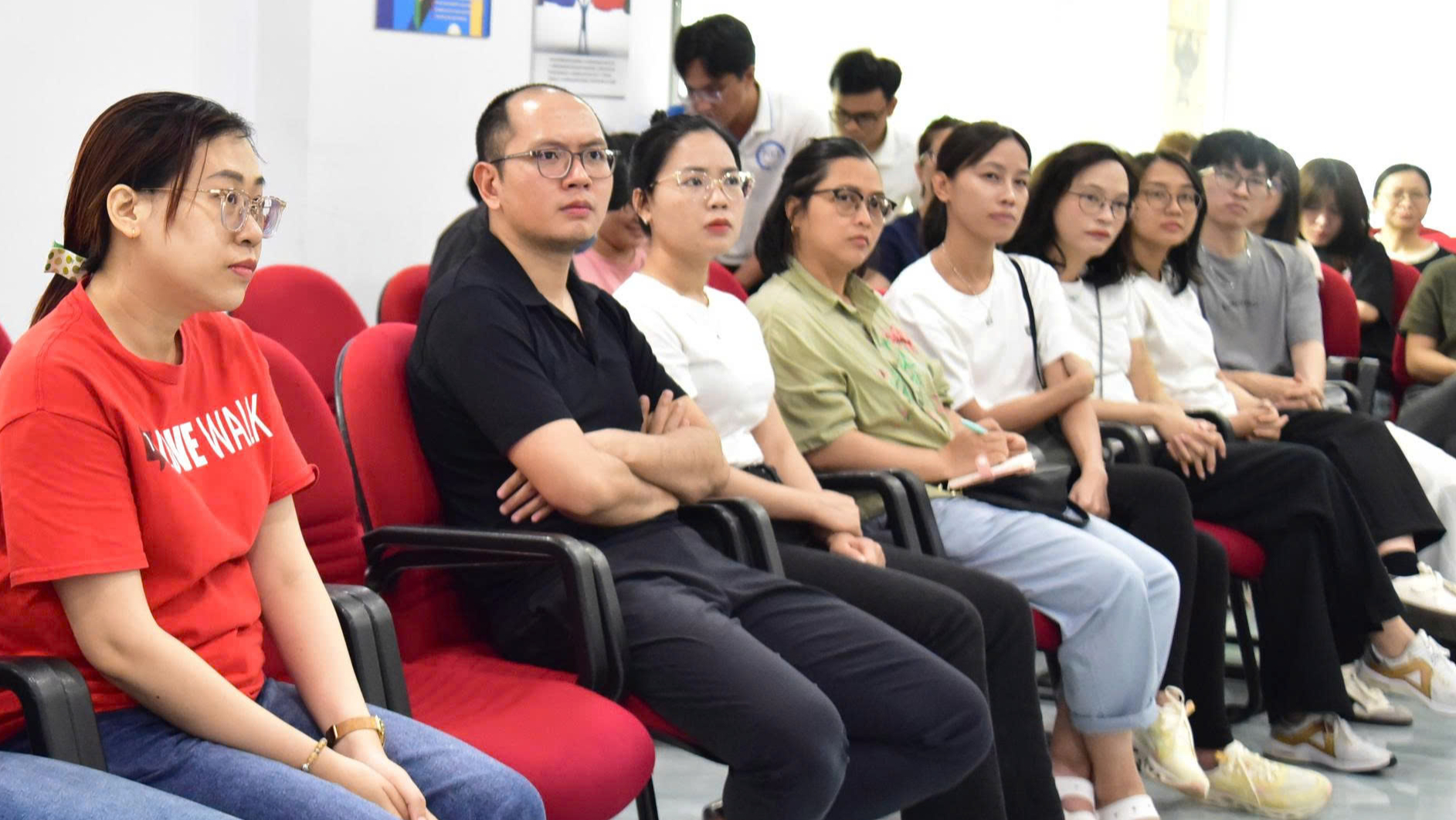 Người hóc dị vật cao 1,7m, người 'nấm lùn' sơ cứu bằng cách nào? - Ảnh 4. Người hóc dị vật cao 1,7m, người 'nấm lùn' sơ cứu bằng cách nào? - Ảnh 4.