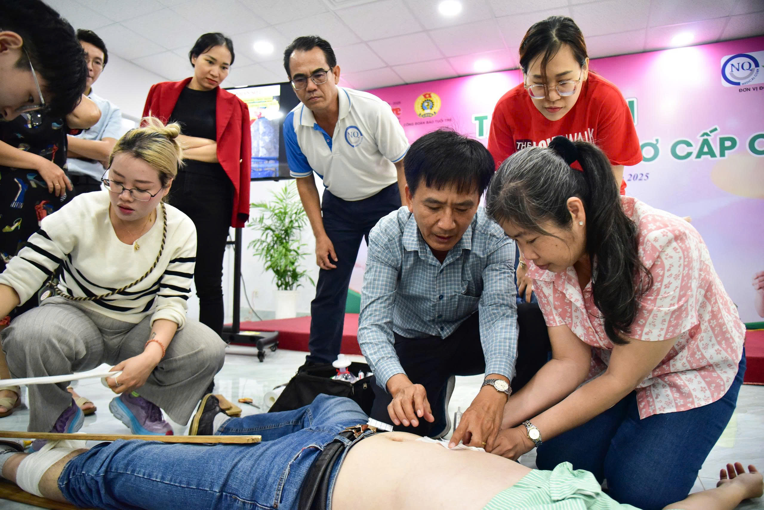 Người hóc dị vật cao 1,7m, người 'nấm lùn' sơ cứu bằng cách nào? - Ảnh 1. Người hóc dị vật cao 1,7m, người 'nấm lùn' sơ cứu bằng cách nào? - Ảnh 1.