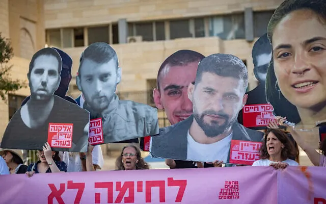 Gia đình của những con tin Israel và những người ủng hộ biểu tình bên ngoài Đại sứ quán Mỹ tại Jerusalem nhằm kêu gọi thả các con tin vào ngày 9-9. Ảnh: Yonatan Sindel/Flash90 Israel không kích Qatar