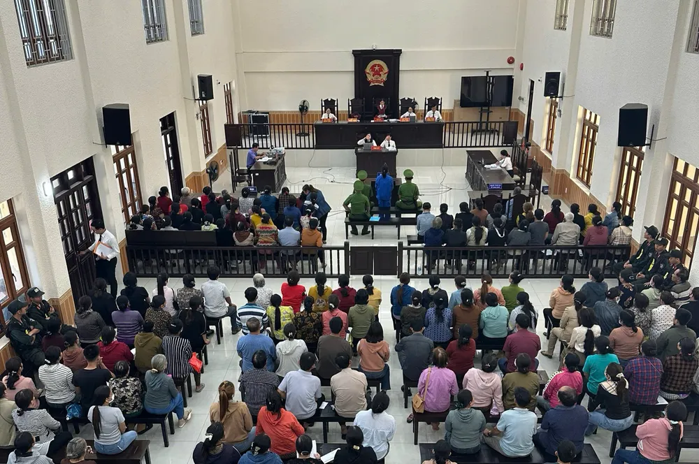 Hàng trăm người đến theo dõi phiên tòa. đường dây huê hụi