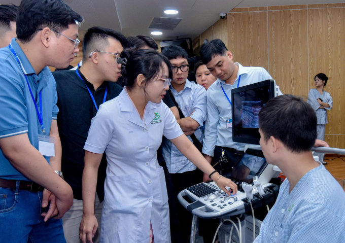 Tập huấn Can thiệp dưới hướng dẫn siêu âm trong chẩn đoán và điều trị bệnh lý chấn thương chỉnh hình tại Bệnh viện Quân y 175, ngày 28/9. Ảnh: Thế Lân