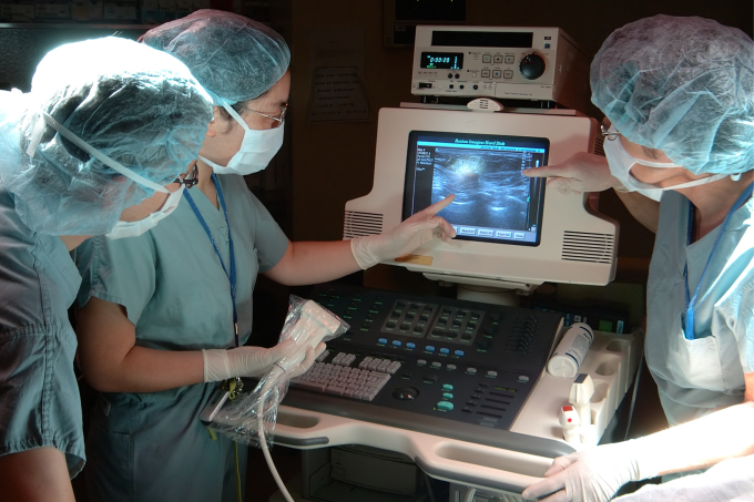 Siêu âm cơ xương khớp cho bệnh nhân. Ảnh: Bác sĩ cung cấp