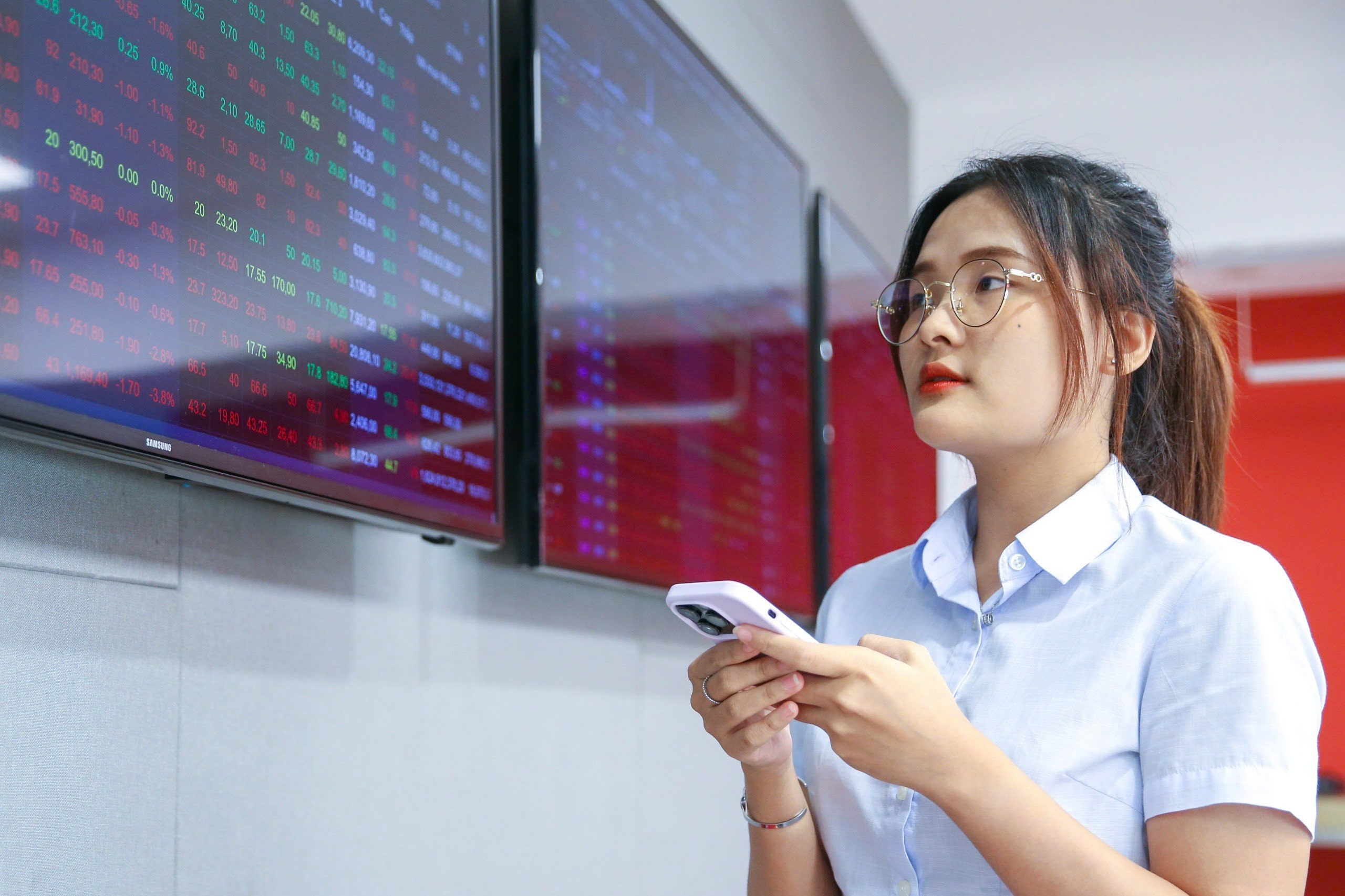 Nhà đầu tư chứng khoán nên làm gì lúc này?- Ảnh 1. Nhà đầu tư chứng khoán nên làm gì lúc này?- Ảnh 1.