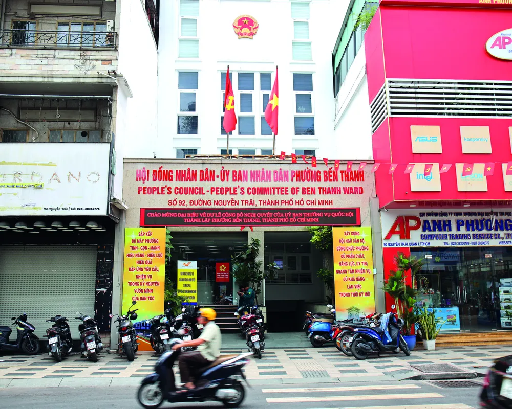 Việc tổ chức bộ máy chính quyền địa phương hai cấp là bước đi rất táo bạo trong khuôn khổ tinh gọn bộ máy nhà nước. Trong ảnh: Trụ sở UBND phường Bến Thành. Ảnh: NGUYỆT NHI Nhà nước pháp quyền