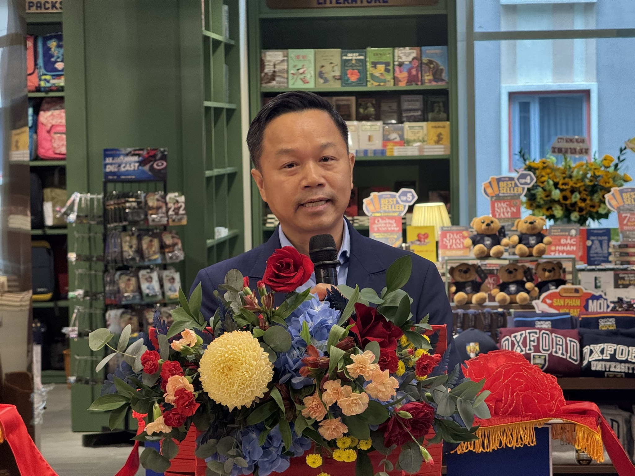 Nhà sách truyền thống có bị 'bức tử' trước thương mại điện tử?- Ảnh 1.