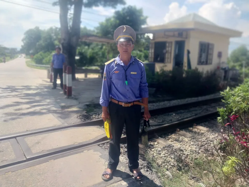 Anh Nguyễn Sơn Oánh kể lại giây phút cứu người. Ảnh: N.NĂM Nhân viên đường sắt