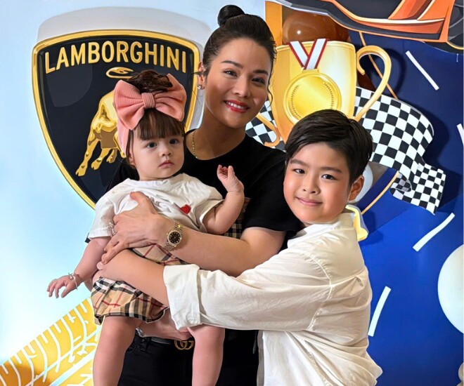 Nhật Kim Anh bế con gái về Cần Thơ thăm bố mẹ chồng cũ, bạn gái mới của doanh nhân Bửu Lộc cũng có mặt 1 Nhật Kim Anh đưa con gái về Cần Thơ dự tiệc sinh nhật của quý tử đầu lòng.