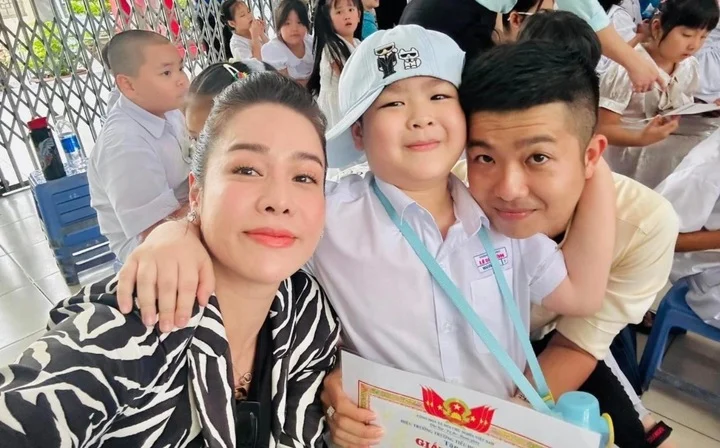 Nhật Kim Anh bế con gái về Cần Thơ thăm bố mẹ chồng cũ, bạn gái mới của doanh nhân Bửu Lộc cũng có mặt 8 Bé Tin lớn lên trong sự yêu thương của cả bố và mẹ.