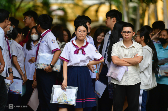 Các thí sinh thi tốt nghiệp THPT 2025 ở điểm trường THPT Trưng Vương, phường Bến Nghé,TP HCM. Ảnh: Thanh Tùng