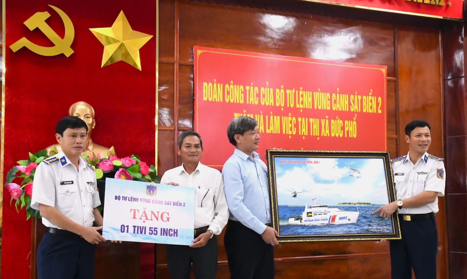Nhiều hoạt động ý nghĩa của Bộ tư lệnh Vùng Cảnh sát biển 2 tại Quảng Ngãi - Ảnh 1. Nhiều hoạt động ý nghĩa của Bộ tư lệnh Vùng Cảnh sát biển 2 tại Quảng Ngãi - Ảnh 1.
