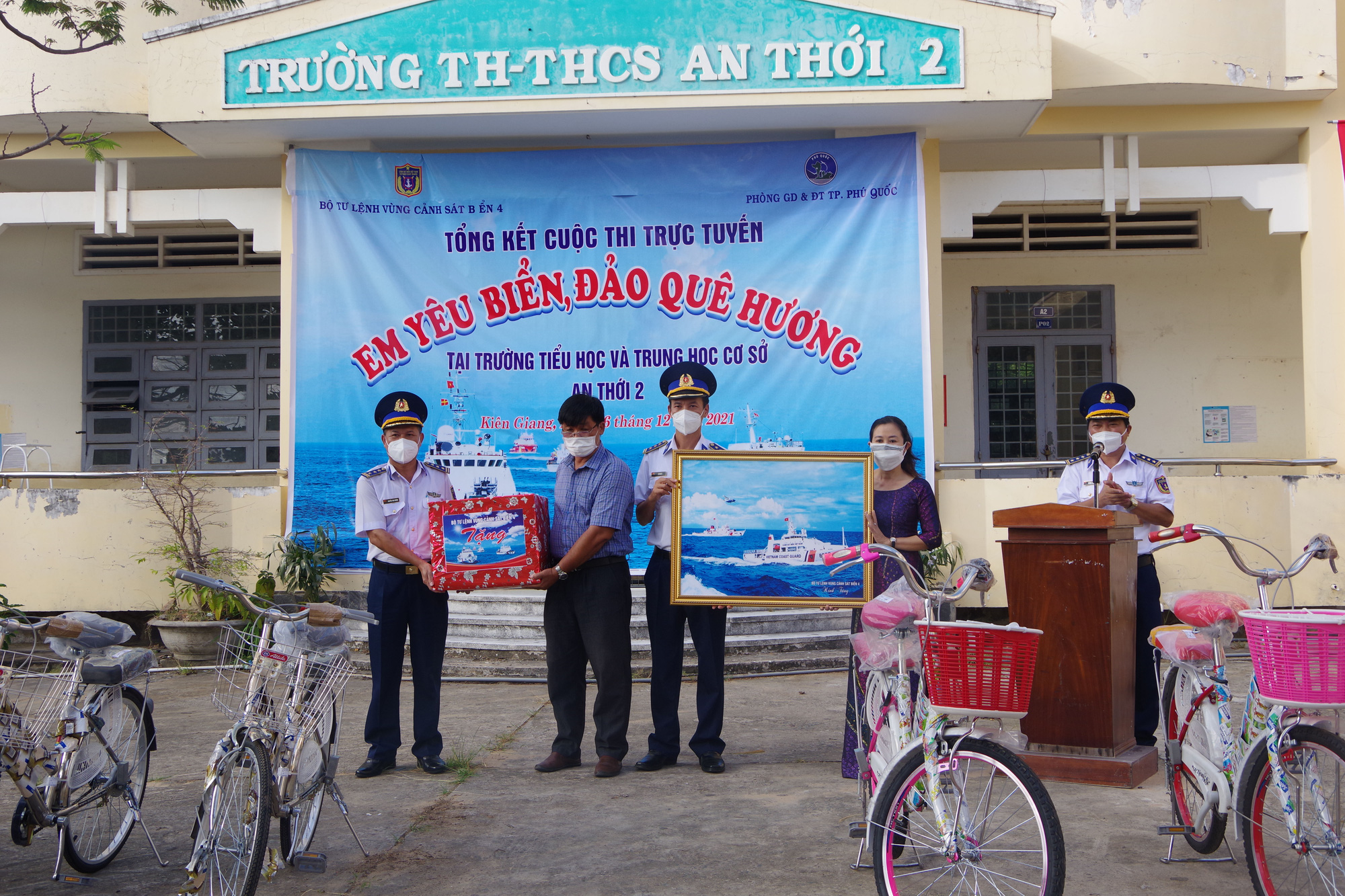 Nhiều học sinh ở Phú Quốc trả lời đúng 10 câu hỏi về biển đảo trong 34 giây - Ảnh 1. Nhiều học sinh ở Phú Quốc trả lời đúng 10 câu hỏi về biển đảo trong 34 giây - Ảnh 1.