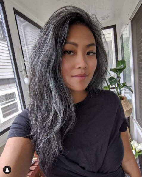 Có những cô gái dù còn trẻ nhưng đã sớm bị bạc tóc.