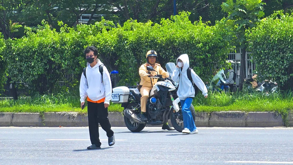 Hàng loạt sinh viên bị xử phạt vì đi bộ qua đường không đúng nơi quy định