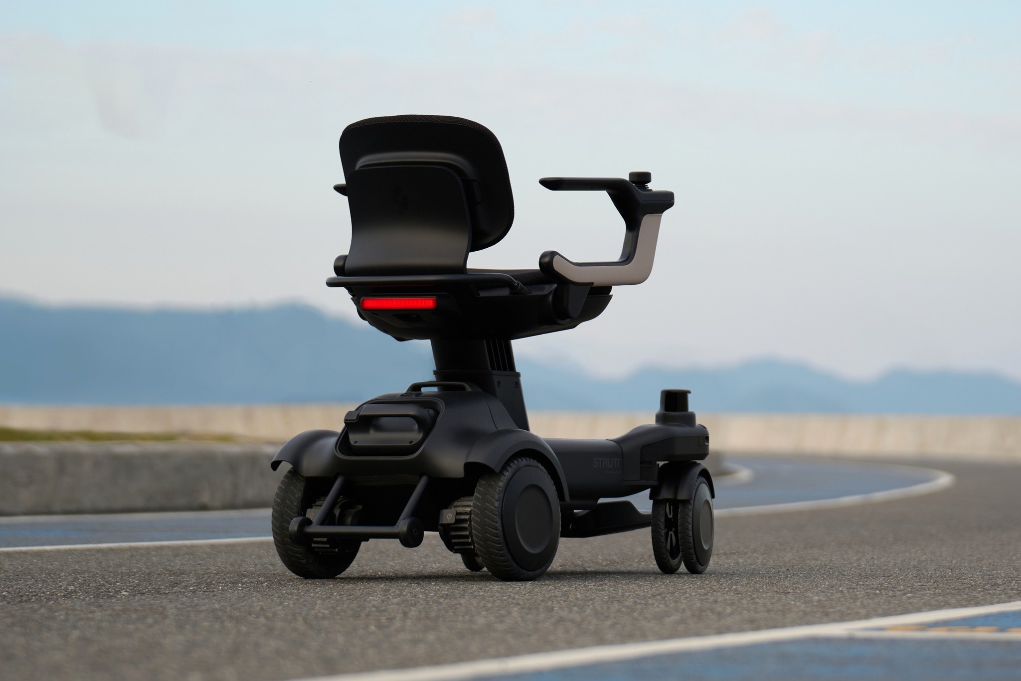 Nhìn như ghế song lại là xe scooter điện: Trang bị xịn như ô tô, 4 động cơ 7 Nhìn như ghế song lại là xe scooter điện: Trang bị xịn như ô tô, 4 động cơ - Ảnh 7.