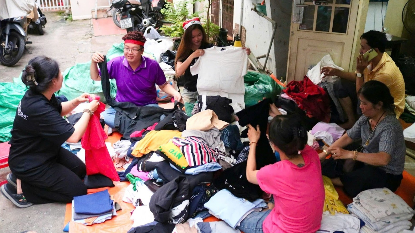 Những chuyến xe đêm gom góp sự tử tế từ những bộ đồ cũ 1 Những chuyến xe đêm gom góp sự tử tế từ những bộ đồ cũ - Ảnh 1.