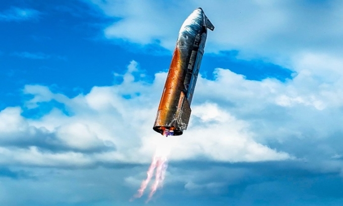 Tầng trên của tên lửa Starship chuẩn bị hạ cánh xuống biển trong chuyến bay thử lần thứ 10. Ảnh: SpaceX
